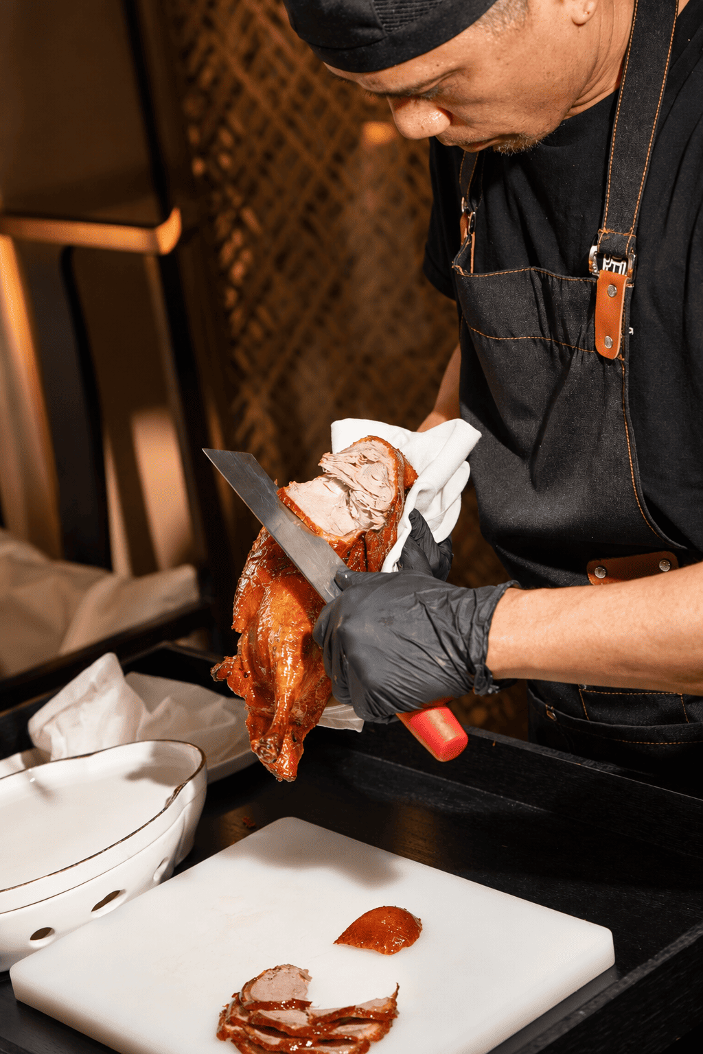 Corte del Pato Pekín en la mesa